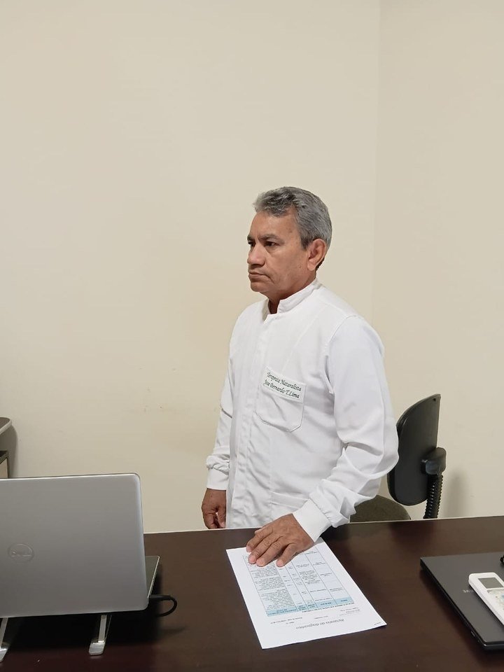 José Bernardo, terapeuta naturalista no consultório